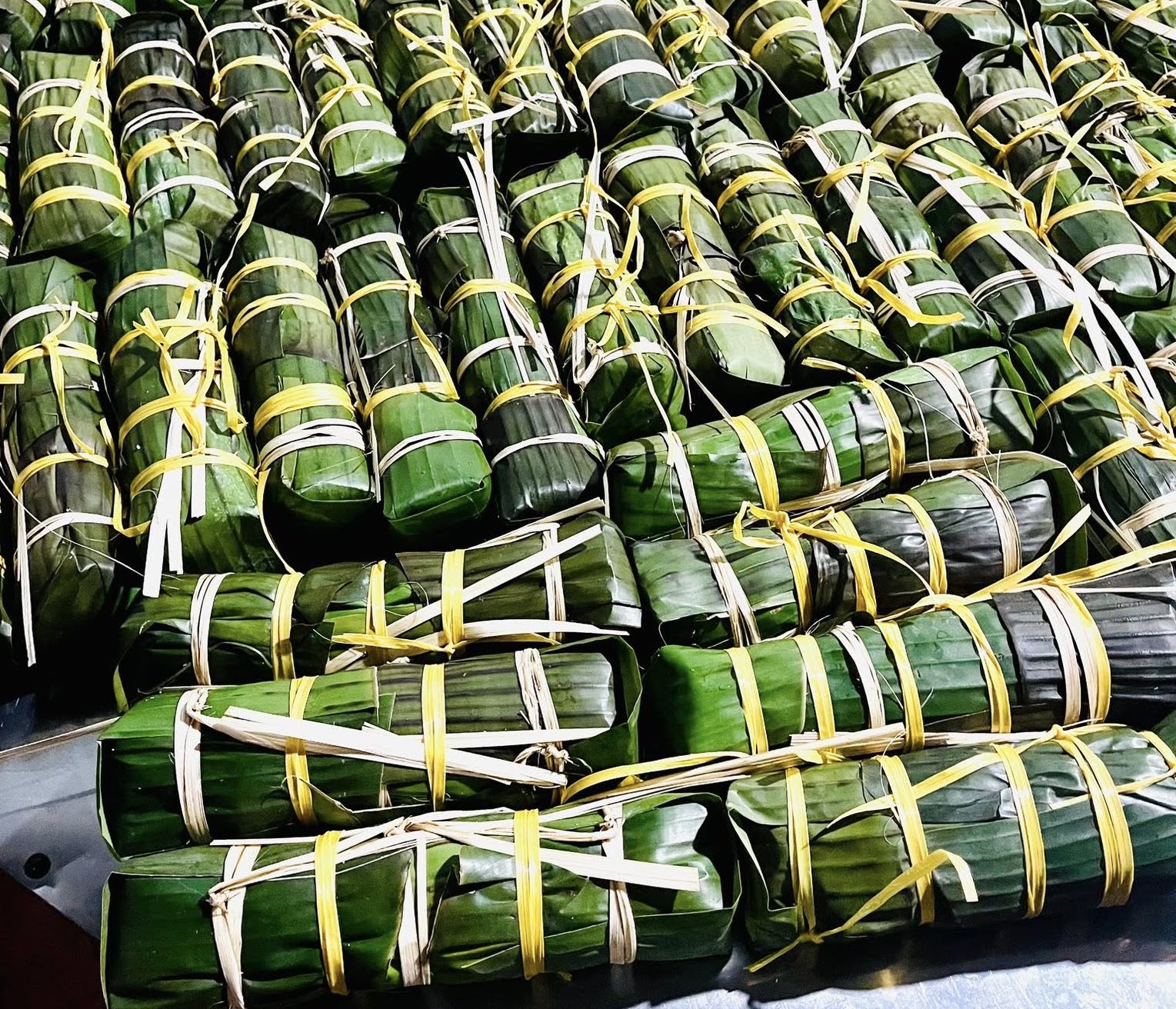 Những chiếc bánh tét là món quà mang theo cả tấm lòng của hội viên, phụ nữ  thôn Phú Hòa chia sẻ, gửi gắm yêu thương tới đồng bào vùng lũ của tỉnh